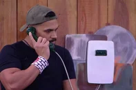 Vinícius atende o big fone e indica maike e eva ao paredão<!-- NICAID(16001474) -->