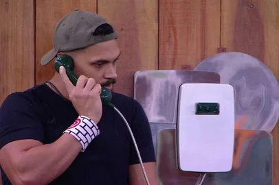 Vinícius atende o big fone e indica maike e eva ao paredão<!-- NICAID(16001474) -->