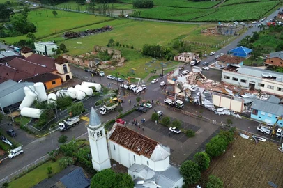 Ginásio destruído, igreja centenária destelhada e tanques de vinícola no chão: o cenário no interior de Flores da Cunha após o temporal<!-- NICAID(16183276) -->