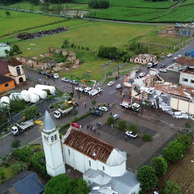 Ginásio destruído, igreja centenária destelhada e tanques de vinícola no chão: o cenário no interior de Flores da Cunha após o temporal<!-- NICAID(16183276) -->
