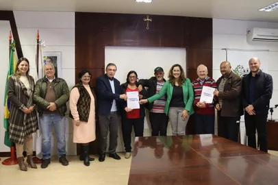 Relatório do Câmara Vai aos Bairros na região Esplanada é entregue ao Executivo. Na foto, prefeito Adiló Didomenico, vereadores e lideranças da região<!-- NICAID(15092580) -->