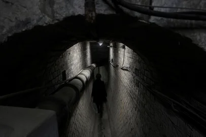 PORTO ALEGRE, RS, BRASIL, 13-06-2025: Túnel sob o Palácio Piratini. Histórias e lendas sobre túneis e galerias subterrâneas no Palácio Piratini, sede do governo do Rio Grande do Sul, chamam a atenção e instigam especulações sobre o que é mito e verdade a respeito das estruturas. Segundo uma das versões, os túneis foram construídos por ordem do governador José Marcelino Figueiredo, que escolheu Porto Alegre como capital da capitania do Rio Grande de São Pedro na década de 1770. Um suposto mapa em poder dos farroupilhas, no século 19, reforçaria a teoria de galerias subterrâneas que se espalhavam pela cidade. Foto: Mateus Bruxel/Agência RBSIndexador: MATEUS BRUXEL<!-- NICAID(16059514) -->