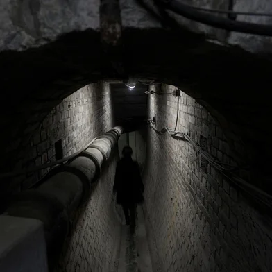 PORTO ALEGRE, RS, BRASIL, 13-06-2025: Túnel sob o Palácio Piratini. Histórias e lendas sobre túneis e galerias subterrâneas no Palácio Piratini, sede do governo do Rio Grande do Sul, chamam a atenção e instigam especulações sobre o que é mito e verdade a respeito das estruturas. Segundo uma das versões, os túneis foram construídos por ordem do governador José Marcelino Figueiredo, que escolheu Porto Alegre como capital da capitania do Rio Grande de São Pedro na década de 1770. Um suposto mapa em poder dos farroupilhas, no século 19, reforçaria a teoria de galerias subterrâneas que se espalhavam pela cidade. Foto: Mateus Bruxel/Agência RBSIndexador: MATEUS BRUXEL<!-- NICAID(16059514) -->