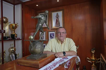 CAXIAS DO SUL, RS, BRASIL, 13/03/2025. Especial 90 Anos SER Caxias. Entrevista com ex-presidente Nelson D'Arrigo na Sala de troféus ao lado da Taça de Campeão Gaúcho 2000. (Porthus Junior/Agência RBS)Indexador: Porthus JUNIOR<!-- NICAID(15996036) -->