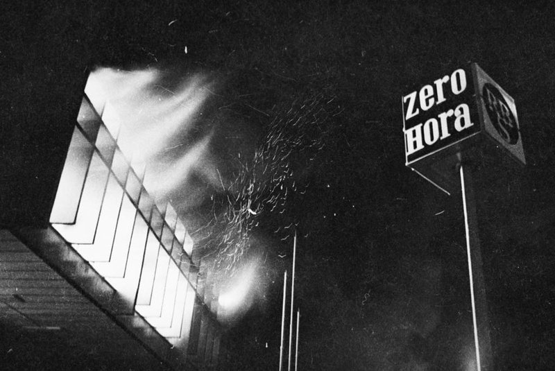 Foto de Ricardo Chaves que foi capa da edição de Zero Hora no dia após o incêndio do prédio da Av. Ipiranga sob o título:  "Incêndio não parou jornal"<!-- NICAID(2698464) -->