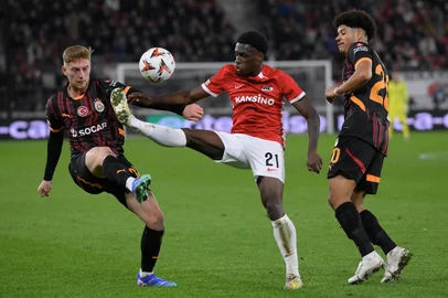 JOHN THYS / AFP (From L) Galatasaray's Turkish defender #90 Metehan Baltaci, AZ Alkmaar's Dutch forward #21 Ernest Poku and Galatasaray's Brazilian midfielder #20 Gabriel Gomes Sara fight for the ball during the UEFA Europa League football match between AZ Alkmaar and Galatasaray SK at the AZ Stadium in Alkmaar, on November 28, 2024. (Photo by JOHN THYS / AFP)Editoria: SPOLocal: AlkmaarIndexador: JOHN THYSSecao: soccerFonte: AFPFotógrafo: STR<!-- NICAID(16180951) -->