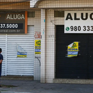 08/08/2023 - PORTO ALEGRE, RS - COMPRA / VENDA / IMÓVEIS - Aumento no número de imóveis comerciais para venda e aluguel. FOTO: Jonathan Heckler, Agência RBS<!-- NICAID(15504361) -->
