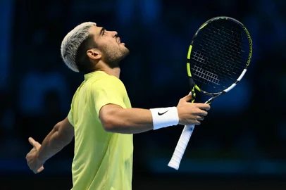 Spain's Carlos Alcaraz reacts during the semifinal match against Canada's Felix Auger-Aliassime at the ATP Finals tennis tournament in Turin on November 15, 2025. (Photo by Marco BERTORELLO / AFP)<!-- NICAID(16168923) -->