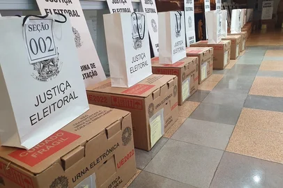 Preparação das urnas eletrônicas para o segundo turno das eleições em Porto Alegre