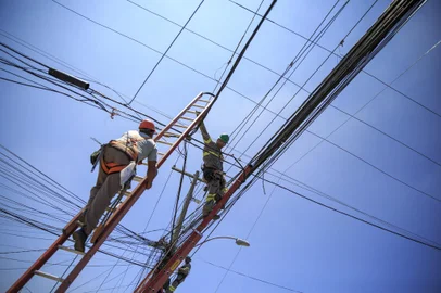PORTO ALEGRE, RS, BRASIL - 28.10.2021 - CEEE retirando excesso de fios nos postes de luz na Avenida Francisco Silveira Bitencourt, no bairro Sarandi, na Capital. (Foto: Jefferson Botega/Agencia RBS)Indexador: Jeff Botega<!-- NICAID(14927052) -->