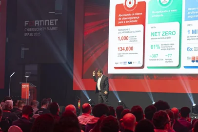 O Brasil virou alvo prioritário de ataques cibernéticos. É o que aponta o relatório do Cenário Global de Ameaças, elaborado pelo FortiGuard Labs, laboratório de inteligência de ameaças da Fortinet. Conforme o levantamento, foram 314,8 bilhões de atividades maliciosas direcionadas identificadas no primeiro semestre deste ano, o que representa 84% das 317 bilhões de tentativas na América Latina.  O relatório foi apresentado durante o Fortinet Cybersecurity Summit Brasil 2025 (FCS 2025), nesta terça-feira (12), no TransAmerica Expo Center, em São Paulo<!-- NICAID(16099902) -->
