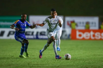 Fernando Henrique, volante do Grêmio, em jogo contra o Aimoré