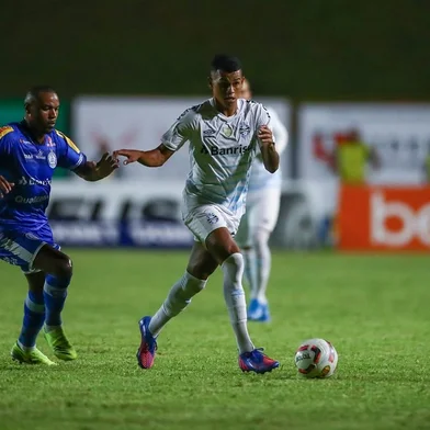 Fernando Henrique, volante do Grêmio, em jogo contra o Aimoré