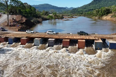 Ponte de containers, construída com união da comunidade em Feliz, será inaugurada no sábado.<!-- NICAID(15888758) -->