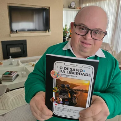Jornalista com síndrome de Down lança livro sobre inclusão e realização de sonhos em Pelotas<!-- NICAID(16377014) -->