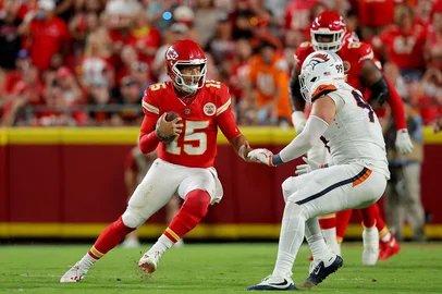DAVID EULITT / GETTY IMAGES NORTH AMERICA via AFP KANSAS CITY, MISSOURI - SEPTEMBER 14: Patrick Mahomes #15 of the Kansas City Chiefs scrambles against the Denver Broncos during the second quarter in the game at Arrowhead Stadium on September 14, 2026 in Kansas City, Missouri. David Eulitt/Getty Images/AFP (Photo by David Eulitt / GETTY IMAGES NORTH AMERICA / Getty Images via AFP)<!-- NICAID(16366836) -->