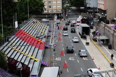 CAXIAS DO SUL, RS, BRASIL, 14/02/2024. Preparativos finais para a abertura da 34ª Festa Nacional da Uva. Na foto, arquibanca localizada na rua Sinimbu em frente da Catedral Diocesana. O primeiro desfile cênico musical da Festa da Uva acontece na  próxima quinta-feira (15/02). (Porthus Junior/Agência RBS)<!-- NICAID(15679179) -->
