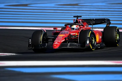 Ferrari's Monegasque driver Charles Leclerc steers his car during the second free practice session ahead of the French Formula One Grand Prix at the Circuit Paul Ricard in Le Castellet, southern France, on July 22, 2022. (Photo by Sylvain THOMAS / AFP)<!-- NICAID(15156649) -->
