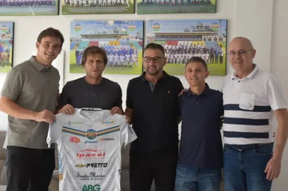 O Veranópolis Esporte Clube Recreativo e Cultural informa a saída do técnico Mário Roberto Vieira Pereira.<!-- NICAID(16030434) -->
