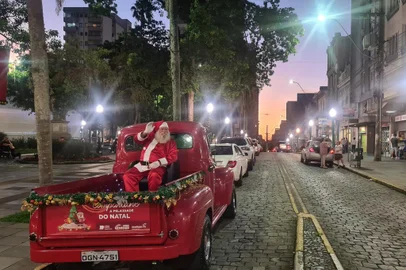 CAXIAS DO SUL, RS, BRASIL 13/12/2023Com o tema “Compartilhe a felicidade do Natal”, neste mês, as entidades do comércio vão contar com a Picape do Papai Noel. A camionete irá rodar das 17h às 20h, no centro e nos bairros de Caxias, São Marcos e Flores da Cunha, a iniciativa do comércio regional busca resgatar as celebrações natalinas. (Sindilojas Caxias/Divulgação)<!-- NICAID(15624396) -->