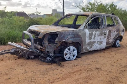 Moto bate em carro, que pega fogo na freeway - 6/1/2025<!-- NICAID(15948445) -->