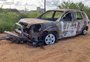 Após colisão na freeway, carro e moto pegam fogo e uma pessoa fica ferida