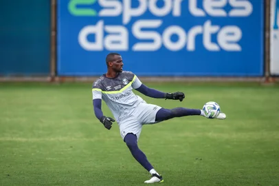 RS - FUTEBOL/ TREINO GREMIO 2023 - ESPORTES - Jogadores do Gremio realizam treino técnico durante a manha desta terca-feira, no CT Luiz Carvalho, na preparação para a partida válida pelo Campeonato Brasileiro 2023. FOTO: LUCAS UEBEL/GREMIO FBPANa foto: goleiro Caíque<!-- NICAID(15584463) -->