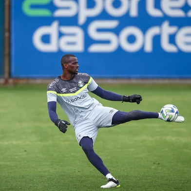 RS - FUTEBOL/ TREINO GREMIO 2023 - ESPORTES - Jogadores do Gremio realizam treino técnico durante a manha desta terca-feira, no CT Luiz Carvalho, na preparação para a partida válida pelo Campeonato Brasileiro 2023. FOTO: LUCAS UEBEL/GREMIO FBPANa foto: goleiro Caíque<!-- NICAID(15584463) -->