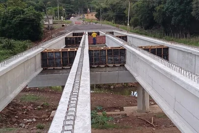 CARAÁ - ponte sobre o arroio carvalho atrasa novamente<!-- NICAID(16015064) -->