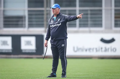 RS - FUTEBOL/TREINO GREMIO  - ESPORTES - Jogadores do Gremio Grêmio Luiz Felipe Scolari Felipão realizam treino durante a manha deste sabado, na preparaÃ§Ã£o para o Campeonato Brasileiro 2021. FOTO: LUCAS UEBEL/GREMIO FBPA<!-- NICAID(14895414) -->
