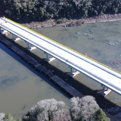 A aguardada rota turística Caminhos da Neve, que vai ligar Florianópolis a Gramado, está cada vez mais perto de se tornar realidade. O trajeto, que atravessa algumas das cidades mais procuradas por quem busca frio e até neve no Brasil, já teve boa parte das obras concluídas em Santa Catarina. <!-- NICAID(16091758) -->