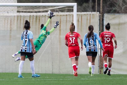 ELDORADO DO SUL, RS, BRASIL, 24-08-2025: Internacional x Grêmio no futebol feminino válido pelo Campeonato Gaúcho. O clássico também vale a liderança da competição. Foto: Renan Mattos / Agência RBS<!-- NICAID(16108924) -->