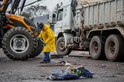 Prefeitura de Canoas finaliza limpeza dos bairros Rio Branco, Fátima e Mato Grande neste domingo. Na foto, recolhimento de entulhos da rua Boa Saúde, no bairro Rio Branco. - Foto: Bruna Ourique/Prefeitura de Canoas/Divulgação<!-- NICAID(15819602) -->