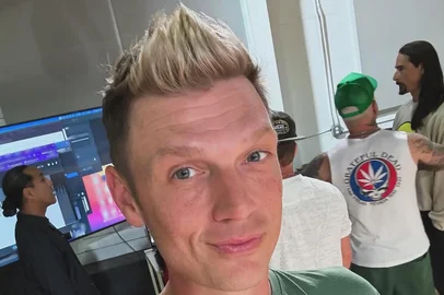 Nick Carter tem 45 anos e ficou conhecido por ser um dos vocalistas dos Backstreet Boys, grupo formado em 1993 e que se tornou um dos maiores fenômenos da música pop nos anos 1990 e 2000.<!-- NICAID(16017416) -->
