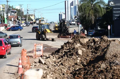 CAXIAS DO SUL, RS, BRASIL, 07/07/2026. Atualização das obras de revitalização do acesso ao Desvio Rizzo, em Caxias do Sul. Obras iniciaram em 2023 e ainda não foram concluídas. Na foto, trecho rua Alexandre Rizzo em frente ao posto, no cruzamento com a rua Otto Schaeffer. (Porthus Junior/Agência RBS)<!-- NICAID(16322718) -->