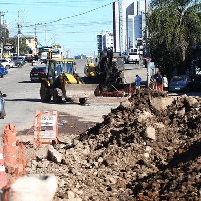 CAXIAS DO SUL, RS, BRASIL, 07/07/2026. Atualização das obras de revitalização do acesso ao Desvio Rizzo, em Caxias do Sul. Obras iniciaram em 2023 e ainda não foram concluídas. Na foto, trecho rua Alexandre Rizzo em frente ao posto, no cruzamento com a rua Otto Schaeffer. (Porthus Junior/Agência RBS)<!-- NICAID(16322718) -->
