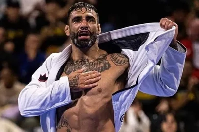 Leandro Lo, 33 anos, morreu na madrugada deste domingo, 7 de agosto de 2022, em decorrência de uma tiro na cabeça. O atleta estava no show do grupo de pagode "Pixote", quando se envolveu em uma briga. <!-- NICAID(15168826) -->