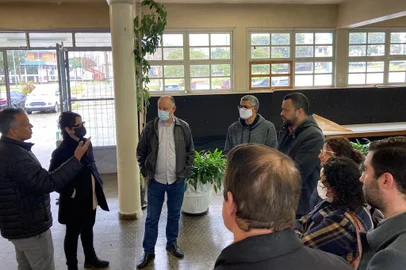 Uma visita realizada na manhã desta sexta-feira (15) marcou o início de mais um movimento pela execução de obras emergenciais no Instituto Estadual de Educação (IEE) Cristóvão de Mendoza, de Caxias do Sul. Representando a Frente Parlamentar em Defesa da Educação Pública Estadual da Câmara de Vereadores, o parlamentar — e presidente da Frente — Lucas Caregnato (PT), esteve na escola. Ele foi acompanhado pelos deputados estaduais Pepe Vargas (PT), por um representante do  por um representante do também deputado estadual Carlos Búrigo (MDB), além do vereador Sandro Fantinel  (Patriota)  e representantes dos vereadores Renato Oliveira (PCdoB)  e Estela Balardin (PT).<!-- NICAID(15149789) -->