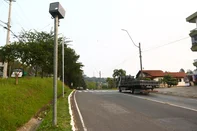 CAXIAS DO SUL, RS, BRASIL, 10/09/2024. Caxias terá cinco novos identificadores de veículos no sistema de cercamento eletrônico. Dispositivos permitem rastrear o deslocamento e ficam instalados em diversas vias do município. Dos novos aparelhos, dois já têm localização definida. Na foto, aparelhos que já estão funcionando na perimetral. (Porthus Junior/Agência RBS)<!-- NICAID(15862756) -->