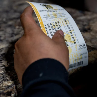 Mega Millions Lottery Jackpot Reaches Past 1 Billion DollarsAUSTIN, TEXAS - JANUARY 10: A customer holds his purchased lottery ticket at a CITGO gas station on January 10, 2023 in Austin, Texas. The Mega Millions jackpot has climbed to $1.1 billion ahead of today's drawing.   Brandon Bell/Getty Images/AFP (Photo by Brandon Bell / GETTY IMAGES NORTH AMERICA / Getty Images via AFP)Editoria: HUMLocal: AustinIndexador: BRANDON BELLSecao: societyFonte: GETTY IMAGES NORTH AMERICAFotógrafo: CONTRIBUTOR<!-- NICAID(15318337) -->