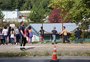 Com pedidos de paz, estudantes abraçam escola onde professora foi esfaqueada em Caxias do Sul