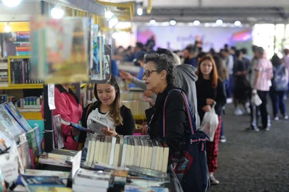 CAXIAS DO SUL, RS, BRASIL, 03/10/2022. Movimento da Feira do Livro de Caxias do Sul, na tarde de segunda-feira (03). O evento ocorre na Praça Dante Alighieri, região central da cidade. (Bruno Todeschini/Agência RBS)<!-- NICAID(15225288) -->