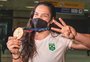 Medalhistas no judô, Mayra Aguiar e Daniel Cargnin desembarcam no Brasil