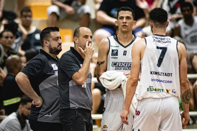 O Caxias do Sul Basquete lutou até o final, reagiu durante a partida, mas não conseguiu vencer o Vasco da Gama, no Rio de Janeiro. Neste sábado (20), o time carioca confirmou o favoritismo e bateu a equipe gaúcha por 78 a 73.<!-- NICAID(15656250) -->