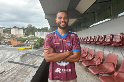 Visando a temporada de 2025, a S.E.R. Caxias anuncia mais um reforço para o time grená. O Zagueiro Alisson de 29 anos, é a mais nova contratação do Caxias.<!-- NICAID(15922795) -->