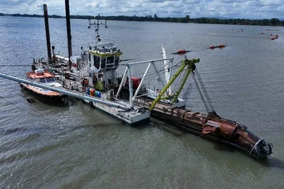 Draga faz serviço de dragagem no canl hidroviário Rio das Balsas, na bacia hidrográfica do Guaíba. Serviço contratado pela Portos RS. <!-- NICAID(16273899) -->