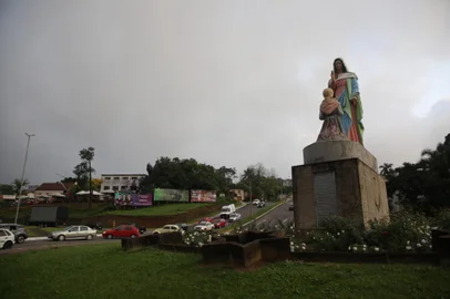 FARROUPILHA, RS, BRASIL, 02/10/2024. Estátua de Nossa Senhora de Caravaggio na rótula do trevo de acesso da Rodovia dos Romeiros com a RS-453 (Rota do Sol), no km 119, em Farroupilha. Com a previsão de construção de um viaduto, na rodovia, o local do monumento será modificado. A imagem ficará no terreno atualmente desocupado, no início da Rua Angelo Antonello, na área que pertence à Concessionária Caminhos da Serra Gaúcha (CSG).<!-- NICAID(15881439) -->