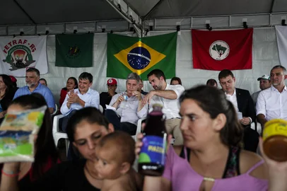 Hulha Negra, RS, Brasil, 23-02-2023: Comitiva do governo federal durante visita a Hulha Negra, localizada em area castigada pela estiagem no Rio Grande do Sul. Ministros anunciam medidas emergenciais de apoio a agricultores e agricultoras da regiao. Integram o grupo os ministros do Desenvolvimento Agrario e Agricultura Familiar, Paulo Teixeira; do Desenvolvimento e Assistencia Social, Familia e Combate a Fome, Wellington Dias; e da Secretaria de Comunicacao Social da Presidencia da Republica, Paulo Pimenta, alem de Edegar Pretto, indicado para a presidencia da Conab. O anuncio acontece em estrutura montada no Assentamento Meia Agua, na comunidade Nossa Senhora de Fatima, em Hulha Negra. Foto: Mateus Bruxel / AgÃªncia RBS<!-- NICAID(15358178) -->