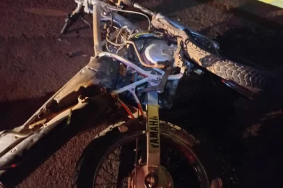 Jovem argentino morre em acidente no noroeste do RSUma pessoa morreu e outra ficou ferida na madrugada deste domingo (2), em um acidente entre um carro e uma moto na RS-305, em Horizontina, no noroeste do RS. A vítima foi identificada como Samuel Borges, de 17 anos, da Argentina.