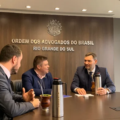 Representante das prefeituras do Rio Grande do Sul, a Famurs ingressará com pedido para se tornar “amicus curiae” na ação que questiona a dívida do Rio Grande do Sul com a União, movida pela seccional gaúcha da Ordem dos Advogados do Brasil (OAB). A ação cível originária (ACO) 2059 tramita desde 2012 no Supremo Tribunal Federal (STF).